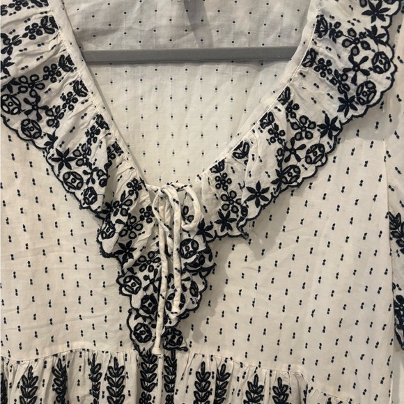 Zara TFR Collection Black and White Ruffle V-Neck blouse in size Large. - Picture 10 of 11